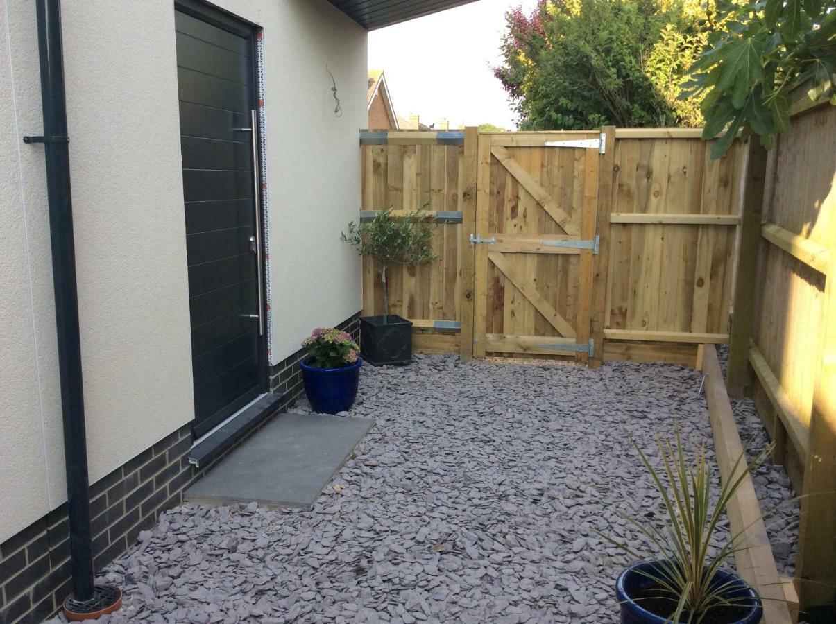 Cliff Top Studio Barton on Sea Exterior photo